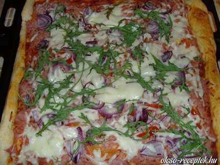 Sonkás-ruccolás pizza 